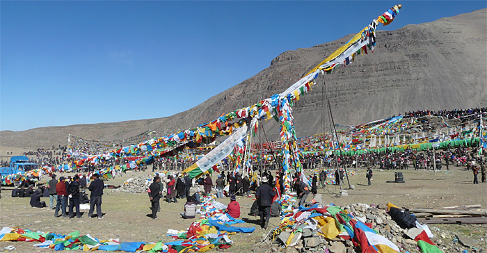 Hohe Gebetsfahne am Kailash 
